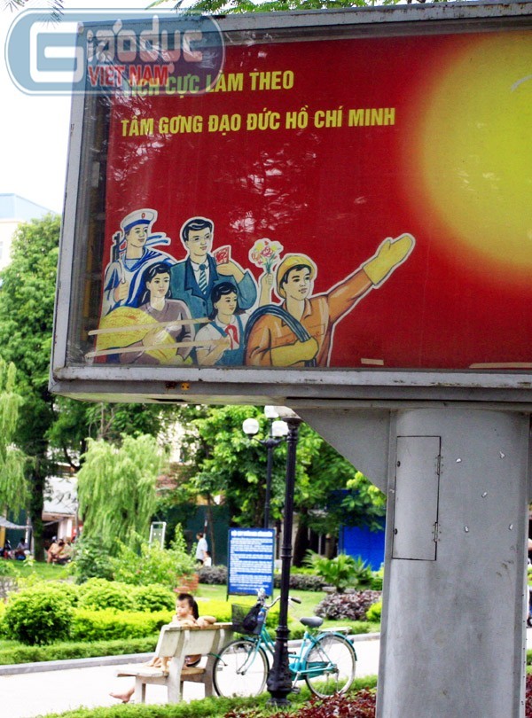Đến nay, hàng loạt các tấm pano cổ động có dòng chữ "Tích cực làm theo tấm gương, đạo đức Hồ Chí Minh" sai chính tả nằm trên đường Thanh Niên vẫn chưa được sửa.